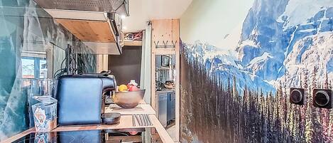 Fridge, cookware/dishes/utensils