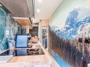 Fridge, cookware/dishes/utensils