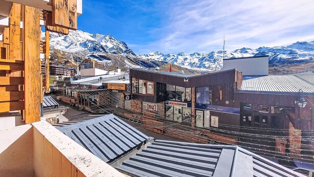 Un hotel con vistas a montañas nevadas.