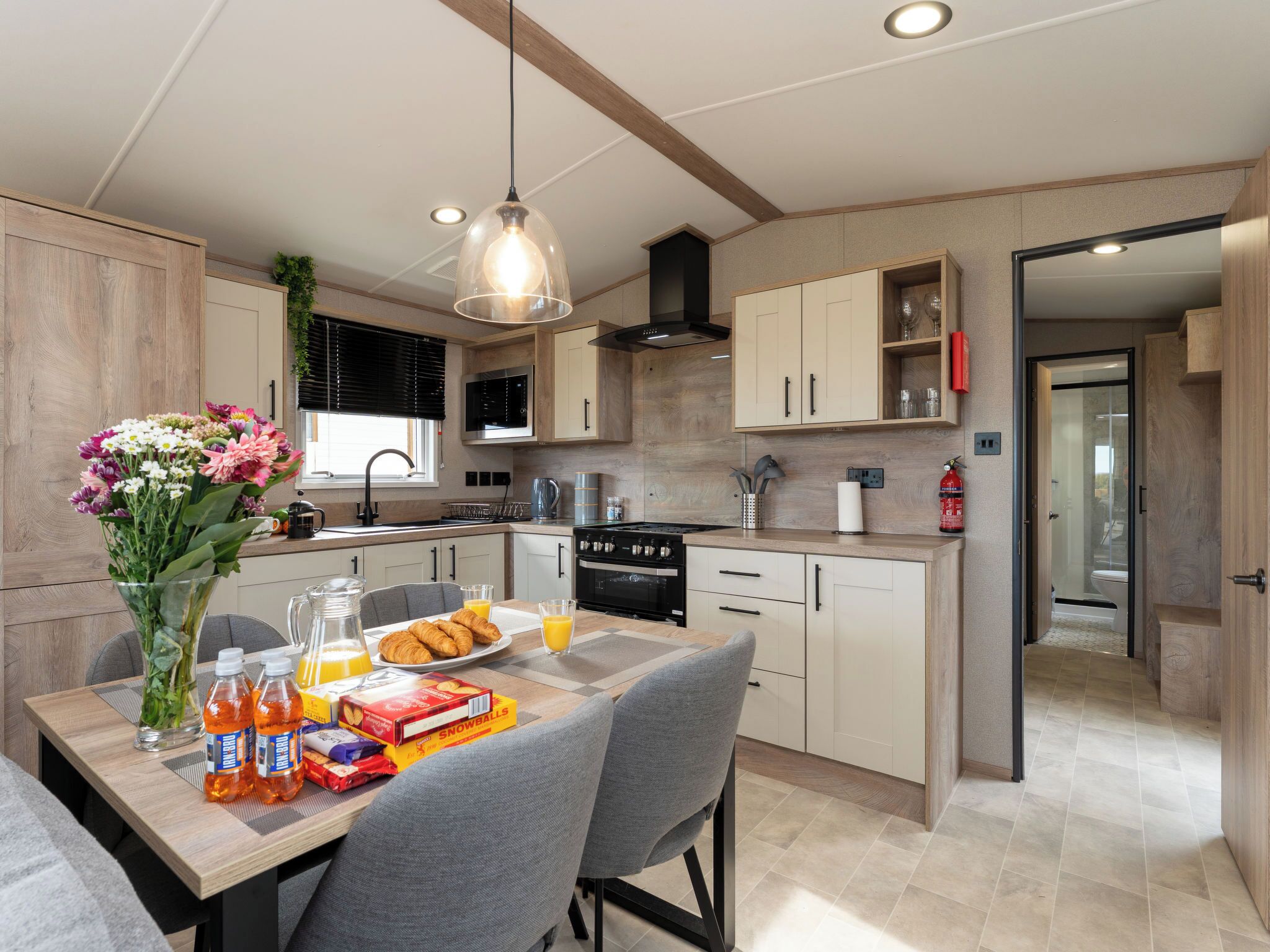 Kjøleskap, mikrobølgeovn, brødrister og kjøkkenutstyr