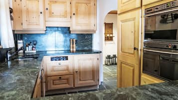 Fridge, oven, dishwasher, cookware/dishes/utensils