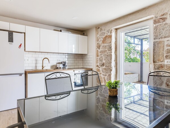 Fridge, oven, dishwasher, cookware/dishes/utensils