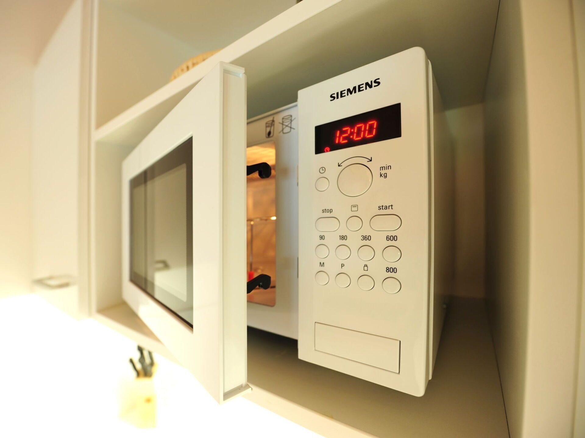 Een Siemens magnetron met een digitaal display en meerdere bedieningsknoppen.
