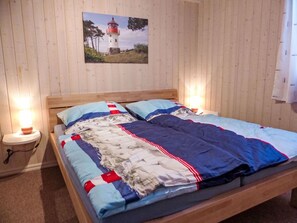 2 bedrooms, travel cot, free WiFi