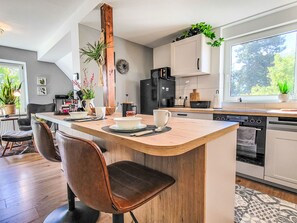 Kühlschrank, Ofen, Geschirrspüler, Kochgeschirr/Geschirr/Besteck