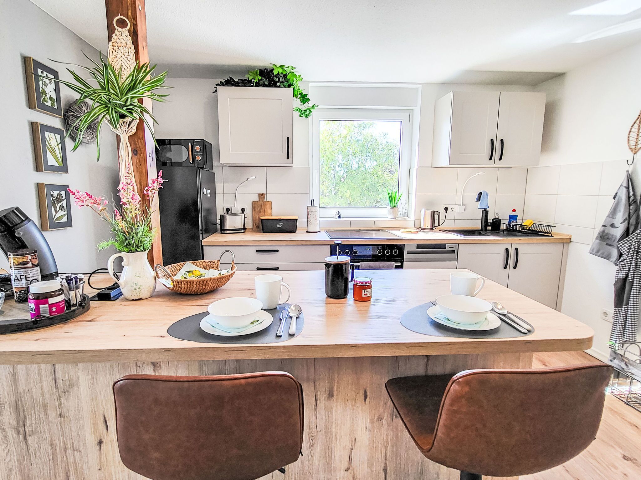 Fridge, oven, dishwasher, cookware/dishes/utensils