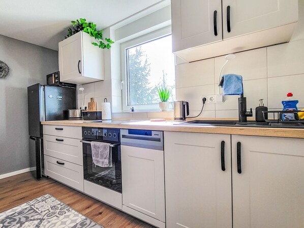 Kühlschrank, Ofen, Geschirrspüler, Kochgeschirr/Geschirr/Besteck