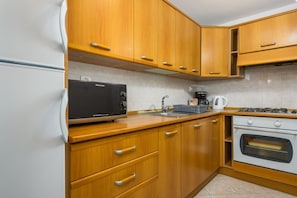 Wasserkocher mit Kaffee-/Teezubehör, Kühlschrank, Mikrowelle, Ofen