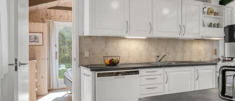 Kjøleskap, mikrobølgeovn, oppvaskmaskin og kjøkkenutstyr