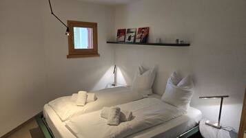 1 bedroom, bed sheets