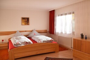 3 bedrooms, desk, iron/ironing board, travel cot
