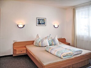 1 bedroom, free WiFi - Cosy apartment for 4 guests with WIFI, TV, terrace and pets allowed (Fendels)