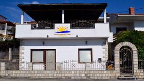 A two-story building with a sign reading "APARTHANE KRAVAC" and a balcony. - Apartments Višnja -  Standard One Bedroom Apartment (Klek)