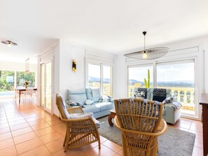 TV - Belle vue by Interhome (Palau Savardera)