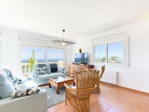 Living area - Belle vue by Interhome (Palau Savardera)