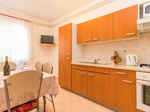 Kühlschrank, Mikrowelle, Ofen, Kochgeschirr/Geschirr/Besteck