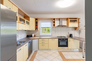 Jääkaappi, mikroaaltouuni, uuni, liesi