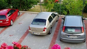 Drei Autos auf einem Einfahrt mit Backsteinmuster geparkt.