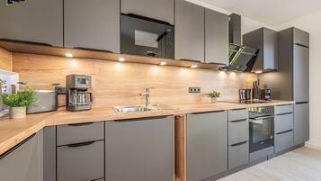 Jääkaappi, mikroaaltouuni, uuni, liesi