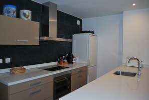 Micro-ondes, four, plaque de cuisson, lave-vaisselle