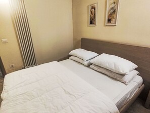 2 bedrooms, travel crib, free WiFi