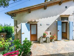 Exterior - Wonderful  villa for 12 guests with WIFI, A/C, private pool, hot tub, TV and patio (Greve In Chianti)