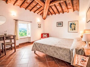 Travel crib, free WiFi