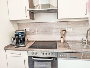 Four à micro-ondes, un four, lave-vaisselle