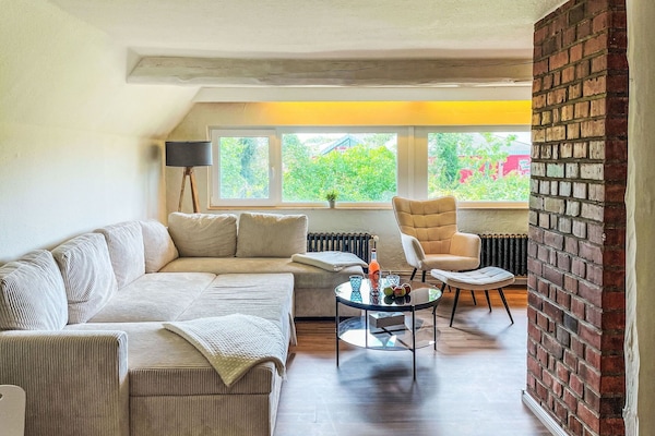 Möbel, Interior Design, Flooring, Fussboden, Wand, Couch, Holz, Decke, Zimmer, Wohnzimmer