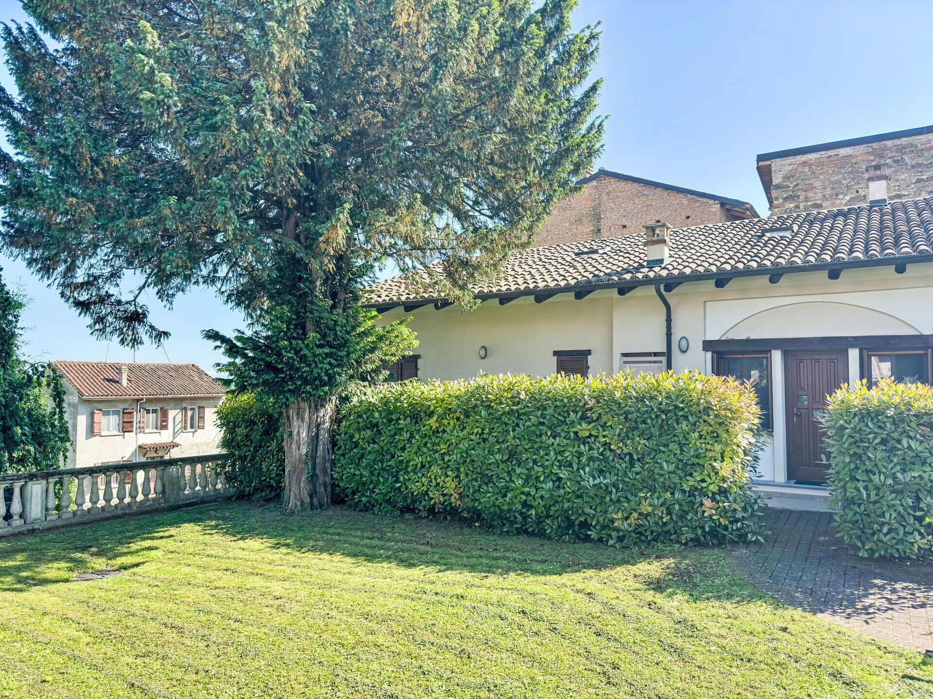 Strauch, Garten, Rasen, Ground, Hütte, Schatten, Hinterhof, Garten, Landscaping, Estate