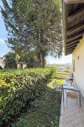Outdoor dining - Wonderful  villa for 3 guests with A/C, TV, terrace, pets allowed and panoramic view (Montemagno)