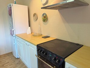House, 2 Bedrooms | Private kitchen