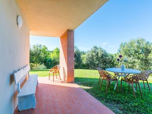 Outdoor dining - Cosy apartment for 5 guests with WIFI, A/C, pool, TV, terrace and panoramic view (Tavarnelle Val Di Pesa)