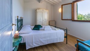 3 bedrooms, travel crib, WiFi (free)