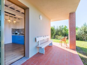 Outdoor dining - Cosy apartment for 5 guests with WIFI, A/C, pool, TV, terrace and panoramic view (Tavarnelle Val Di Pesa)