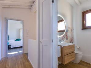 Bathroom - Cosy apartment for 5 guests with WIFI, A/C, pool, TV, terrace and panoramic view (Tavarnelle Val Di Pesa)