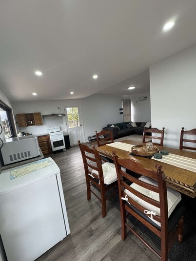 Swansea Coastal Retreat near the sea and IGA