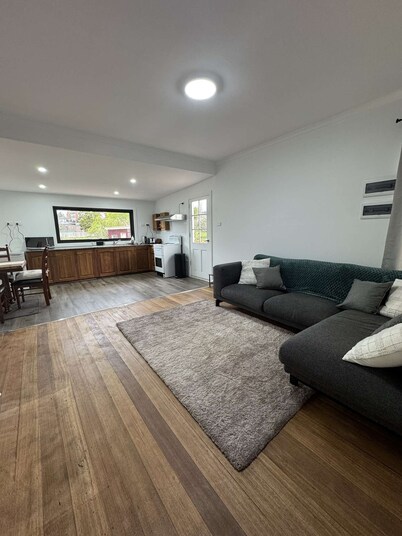 Swansea Coastal Retreat near the sea and IGA