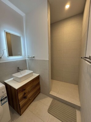 淋浴设施、毛巾、肥皂、卫生纸