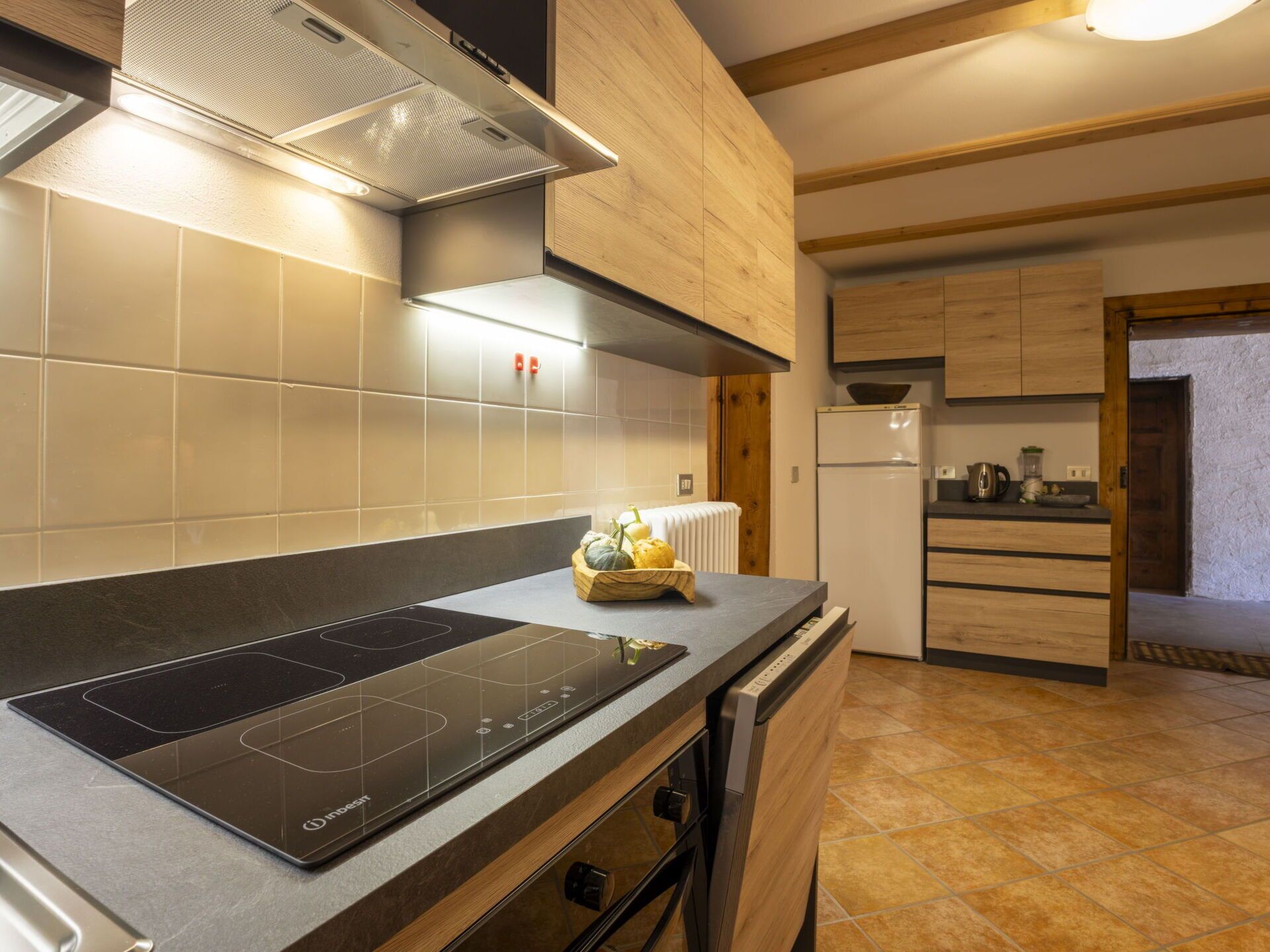 Küche, Countertop, Major Appliance, Interior Design, Küchengerät, Cabinetry, Flooring, Holz, Möbel, Decke