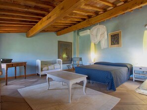 2 bedrooms, travel crib, free WiFi