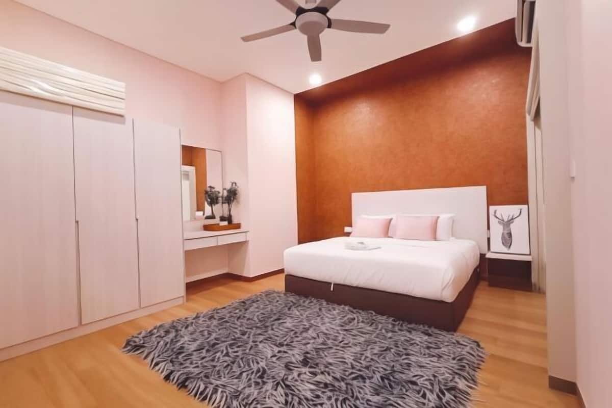 Ein Schlafzimmer mit Bett, Deckenventilator, Kleiderschrank und einem kleinen Nachttisch.