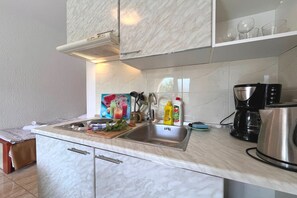 Kjøleskap, mikrobølgeovn, kokeplater og kaffetrakter/tekoker