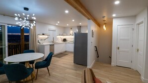 Una cocina moderna con comedor, un amplio ventanal con vistas y una zona de estar acogedora.