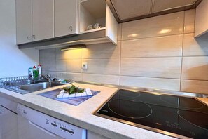 Réfrigérateur, micro-ondes, plaque de cuisson, lave-vaisselle