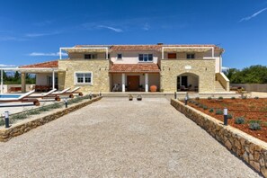 المنشأة من الخارج