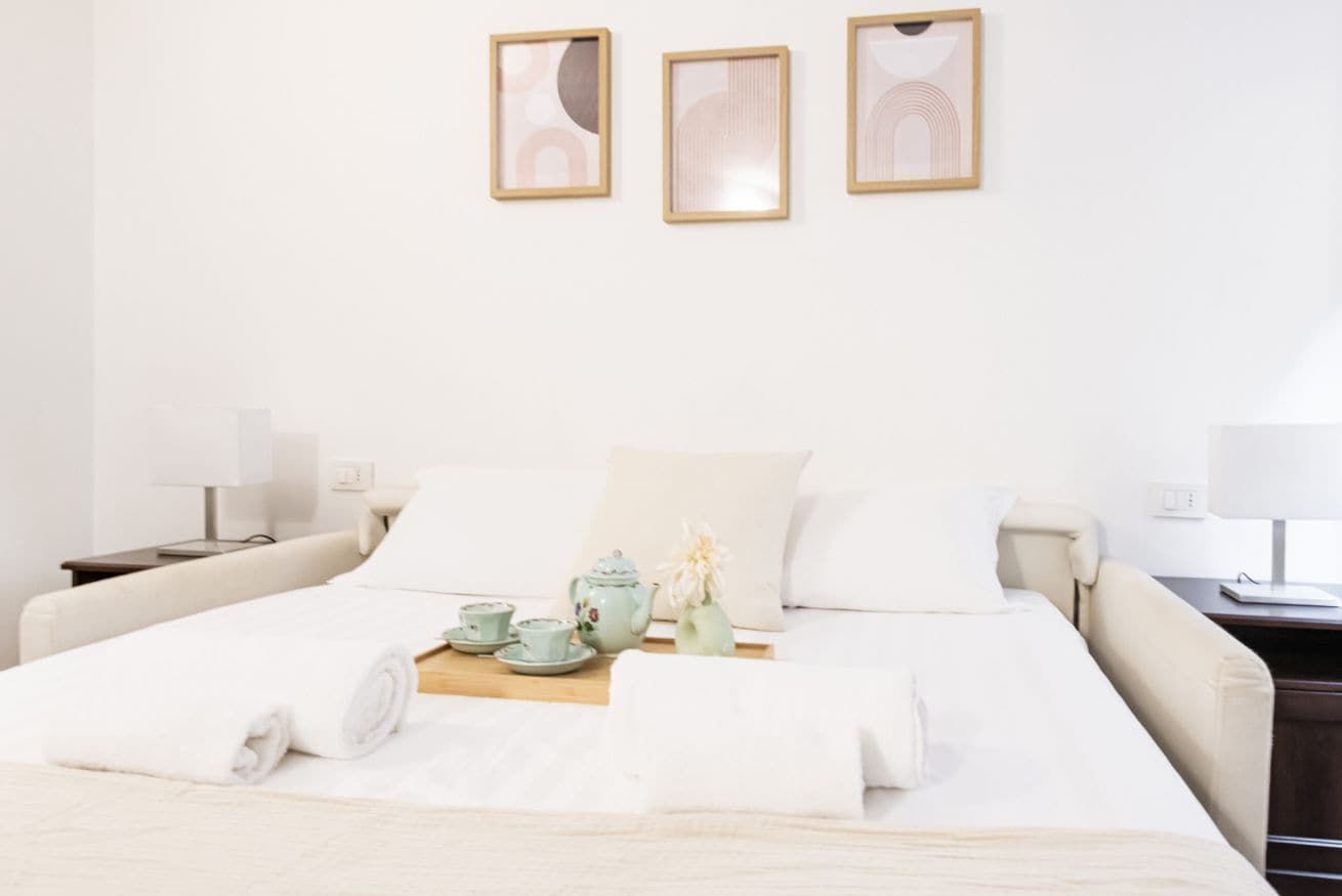 1 chambre, fer et planche à repasser