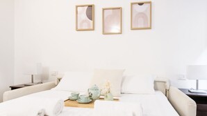 A hotel room with a large bed, two bedside tables, a nightstand, and a wall-mounted TV. - Easylife - Milano - Carpoforo 5 - Brera (Milano)
