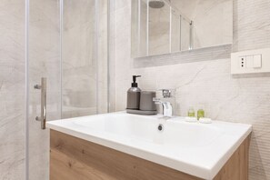 Een douche, gratis toiletartikelen, een haardroger, een bidet