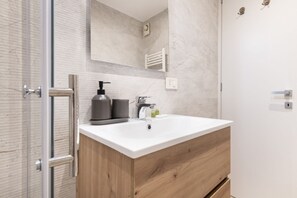 Shower, free toiletries, hair dryer, bidet